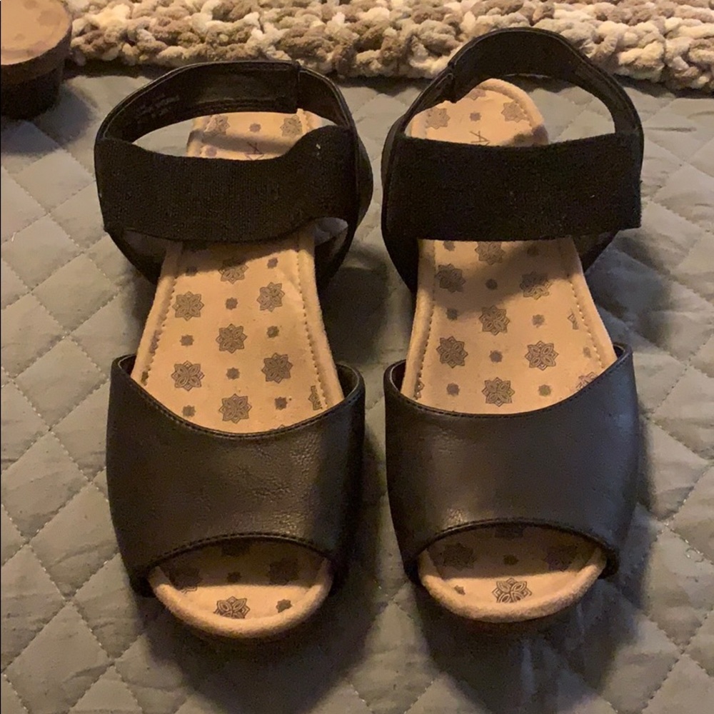 Axxiom size 10 black wedge sandals